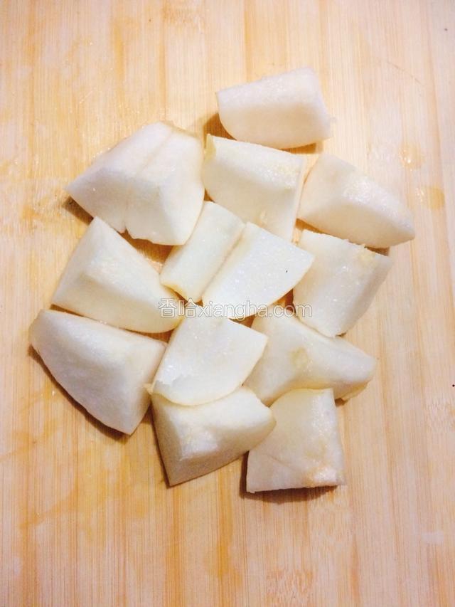 雪梨去芯并切小块