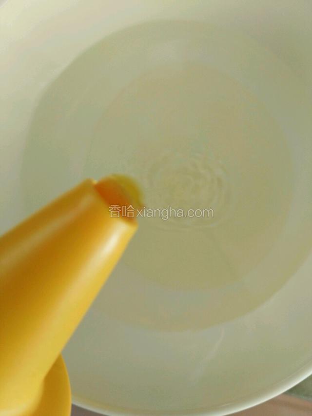 小碗里倒入适量的温开水，将蜂蜜倒入温开水，搅拌均匀。