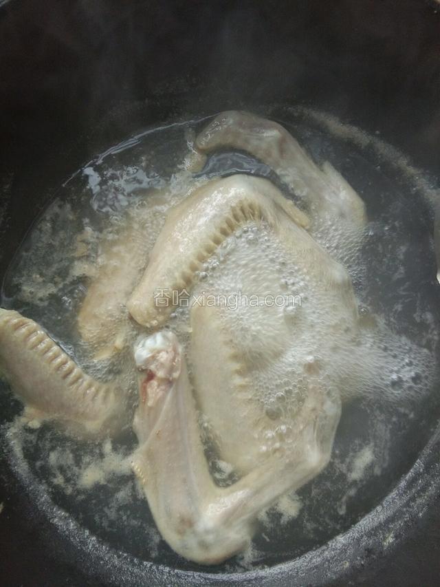 鸭翅洗净倒适量料酒焯水