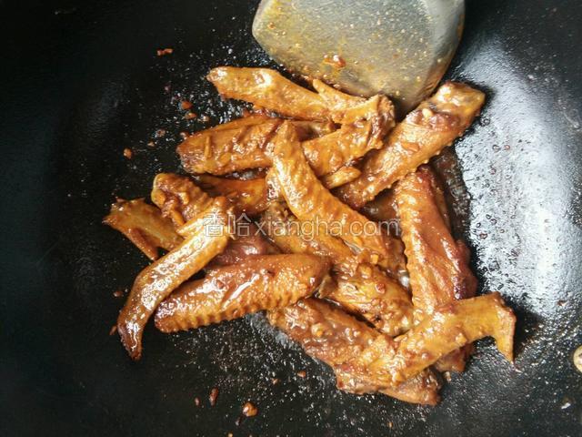 煮至汤汁浓稠放适量盐，蚝油翻炒一两分钟即可