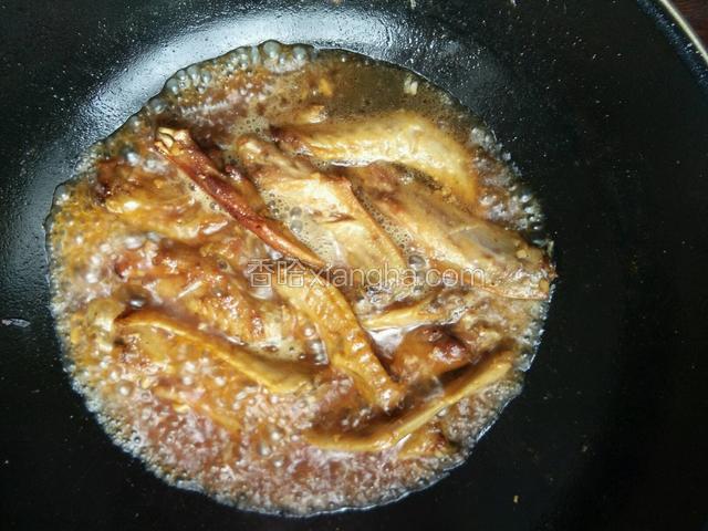 煎好后放入姜蒜末炒出香味，再放入，生抽、老抽、料酒、胡椒粉、糖、清水煮