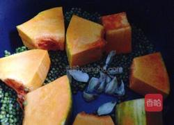 绿豆南瓜百合汤的做法图解4