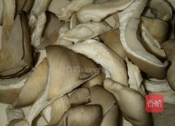 蘑菇炒蒜苗的做法图解1