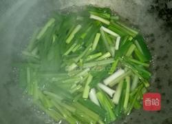 蘑菇炒蒜苗的做法图解3