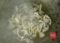 蘑菇炒蒜苗的做法图解4