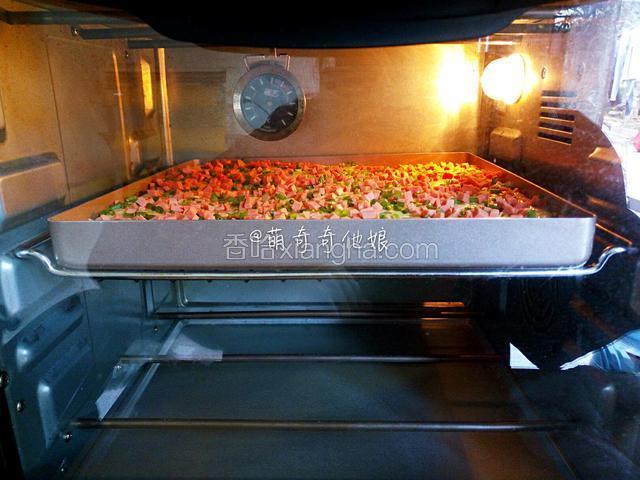 送入预热好的烤箱中层，上下火180度，烤20分钟。