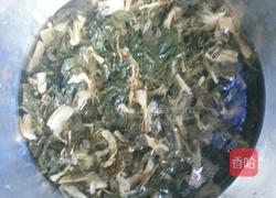 猪骨鸡爪菜干汤的做法图解1