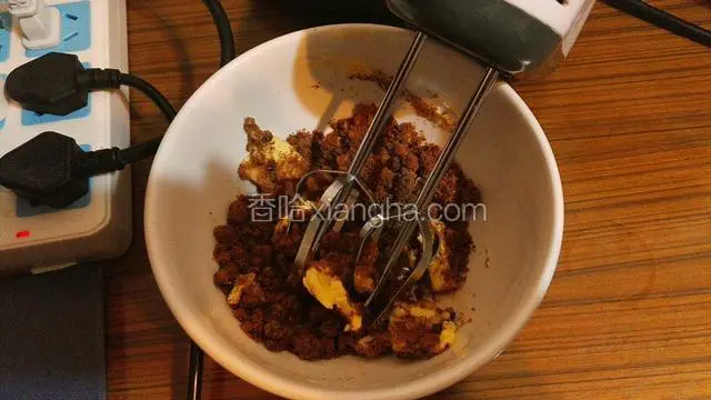 黄油自然软化后，加盐和红糖打发～