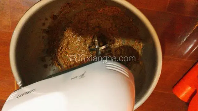分三次加入蛋液，每一次都要搅打均匀～