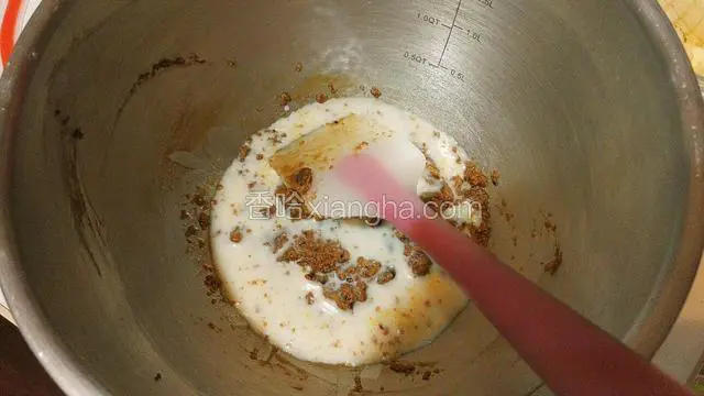 加入牛奶，不要搅拌～