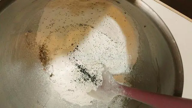 筛入低筋面粉泡打粉肉桂粉混合物～