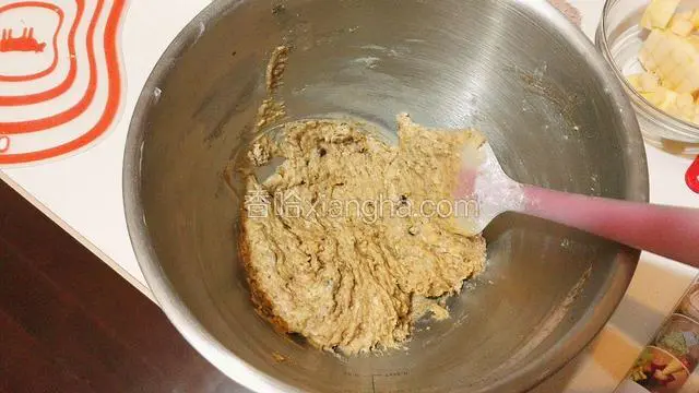 翻拌均匀，加入切碎的苹果丁～