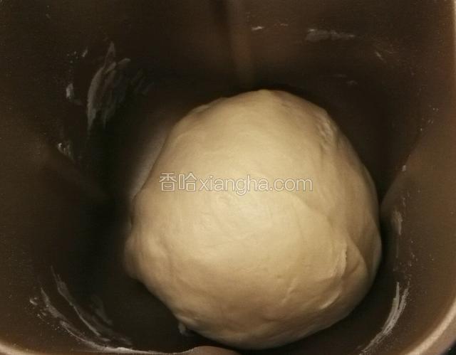 把面团滚圆放面包桶里发酵2小时。