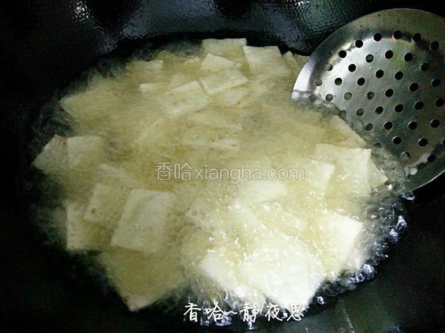 炸的过程中用漏勺轻轻翻动