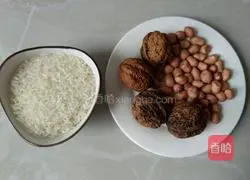 Illustration of how to make peanut walnut rice paste 1
