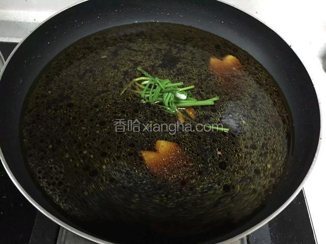 加入适量水，葱