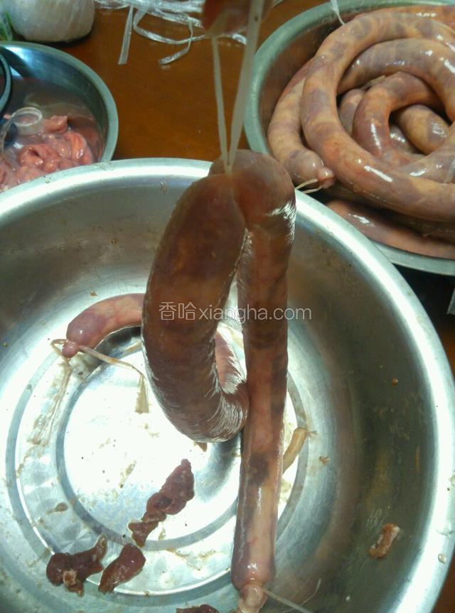 做好的香肠中间对半处系一根绳子，便于晾晒。