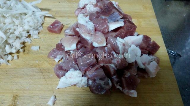 将肥瘦猪肉切成块