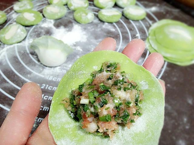 取一块饺子皮放入馅料，包出自己喜欢形状的饺子。