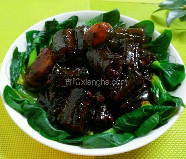 浓油赤酱的蒜子红烧黄鳝就烧好了，装盘即可！（还可以用其它绿色蔬菜做个搭配哦，比如香菜、黄瓜等。）