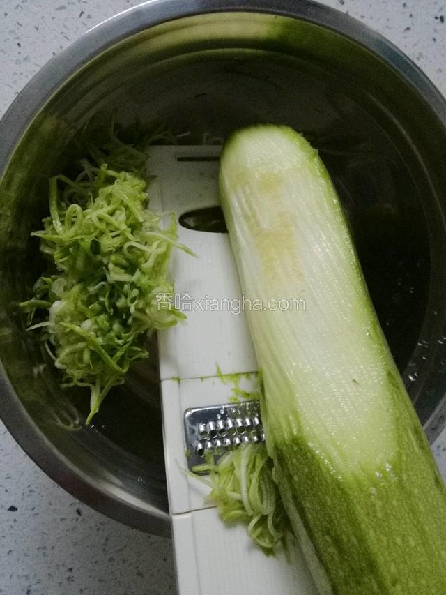 西葫芦擦成丝儿；