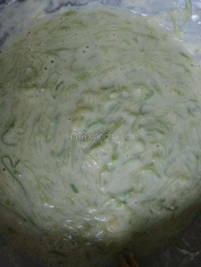 和好的蛋液西葫芦汁，粘稠适度静置30分钟备用；