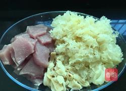 雪耳百合瘦肉汤的做法图解3