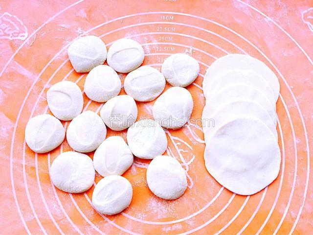 用手压扁，擀成中间厚周边薄的饺子皮