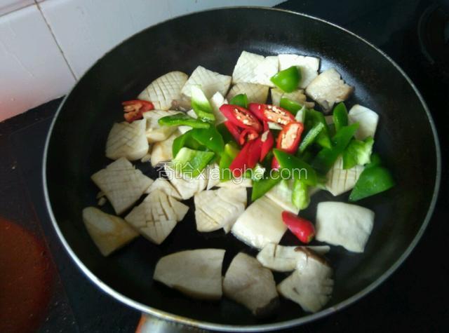 两面煎透后加入菜椒、红椒。