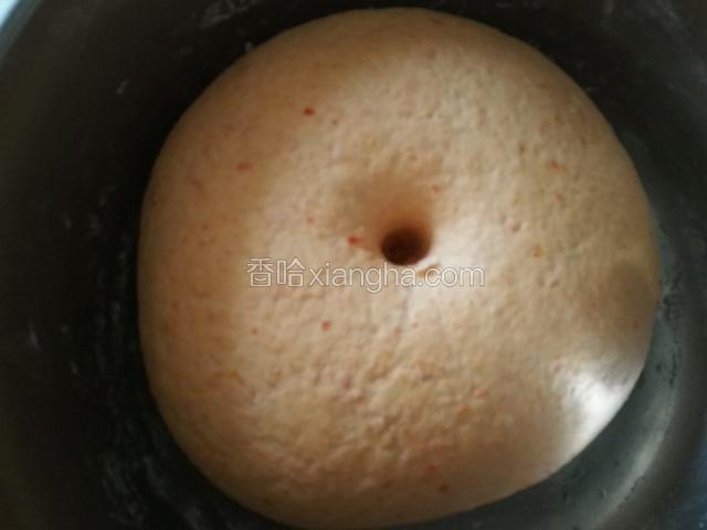 面团发酵至原来的2-3倍大小，用手指戳下去，不回弹即可