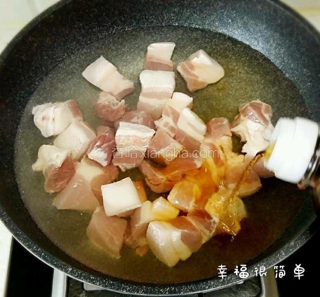 五花肉切大块，加入料酒下水焯一下去除浮沫。