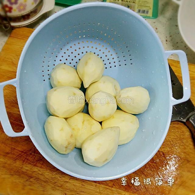 茨菇去皮洗净。