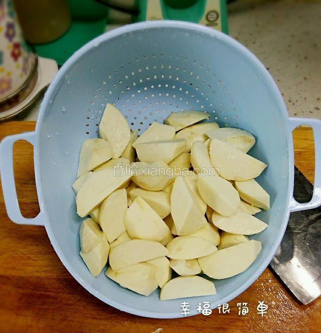 洗净的茨菇切滚刀块。