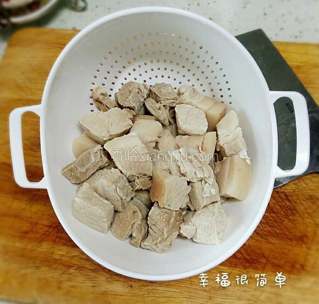 焯完沫的肉块洗净备用。