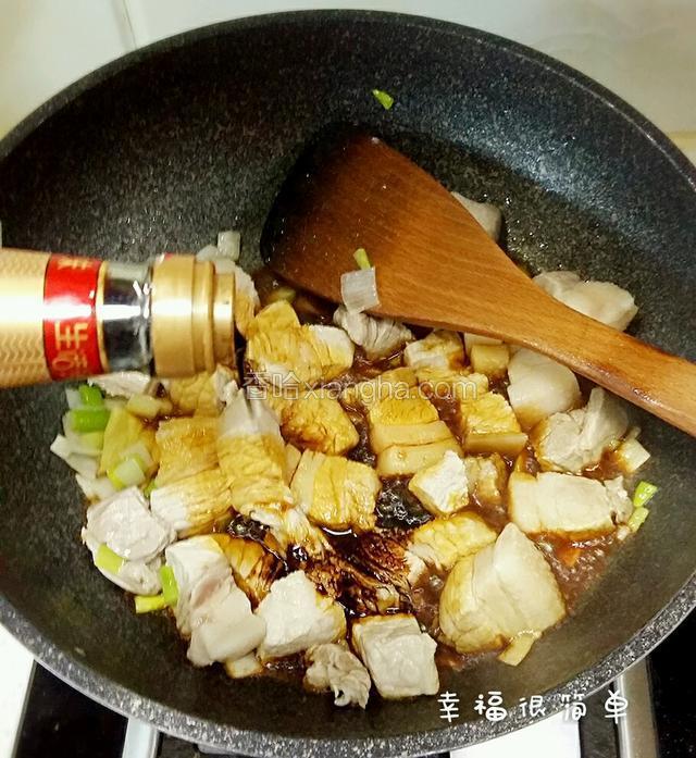 翻炒过后，加入适量的生抽，老抽。