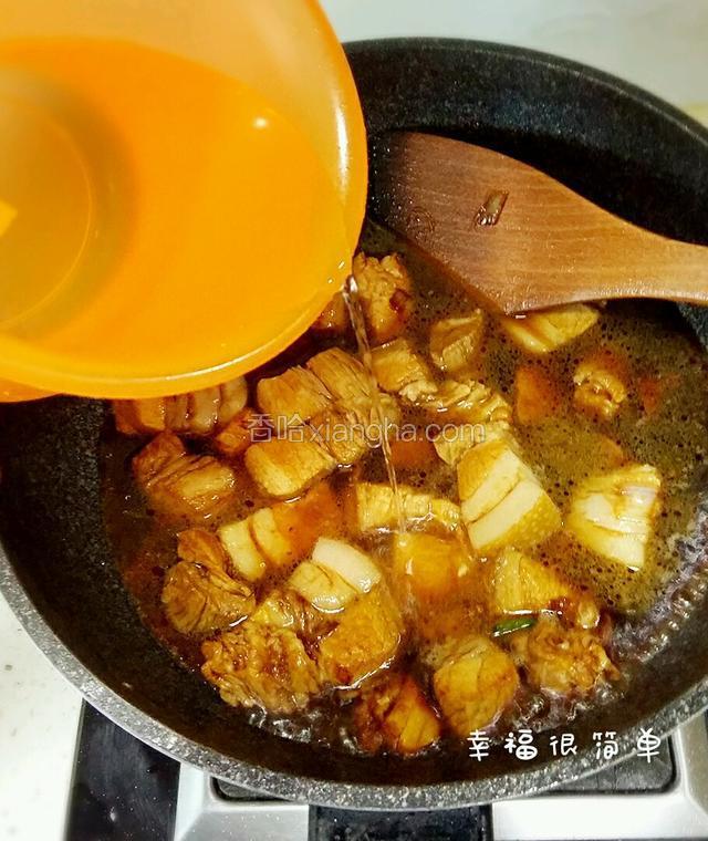 继续翻炒，待肉和茨菇均匀染上色后倒入没过，肉的清水，清水可以适当多加一些。盖上锅盖开中火煨肉，煮沸后加适量的糖，盐改中小火继续炖煨二十分钟左右。