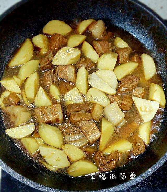 开锅加入焯过水的茨菇，继续炖煨二十分钟左右。