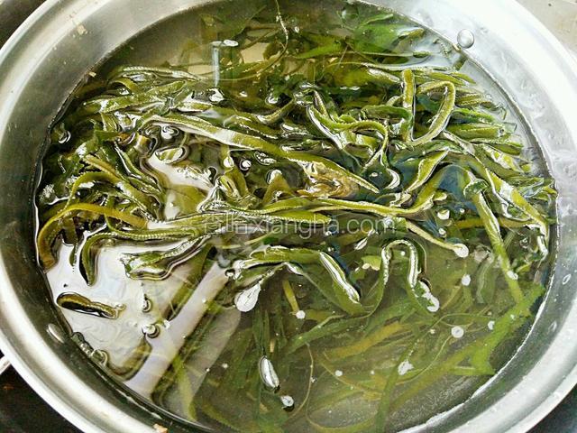 将买回来的海带丝洗干净。如果是买的没有煮熟的海带丝要放在开水锅里煮五分钟左右，然后放凉水里拔凉。