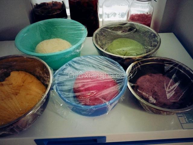 把油麦菜炸汁加面粉，一个鸡蛋，适量的酵母和成面团发酵，火龙果炸汁加面粉，一个鸡蛋，试量酵母和成面团发酵母，南瓜蒸烂，加面粉，一个鸡蛋，适量酵母发酵，白色面粉加一个鸡蛋，试量酵母和成面团发酵，全部面团发酵四十分钟可以用拇指中间按一下，不缩回就可以了