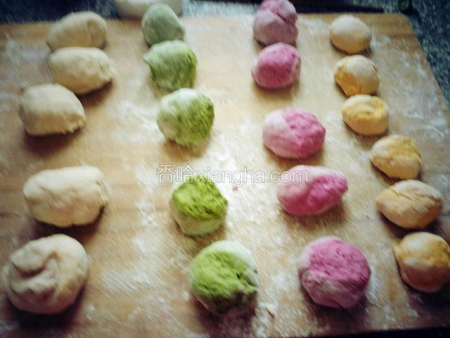 彩色面团按顺序揪成面剂摆放好。