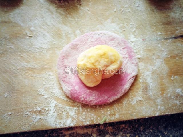 第一个粉色包黄色，像包成包子一样。