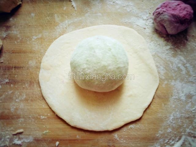 第三个白色包绿色。