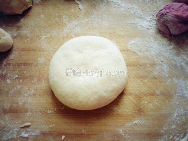 包好的包子光面朝上压成饼。