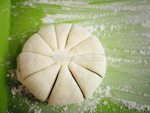 在用刀切成十块三角，中间不能切段。