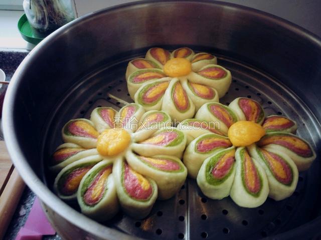 用铲子平放入蒸屉，放20分钟开火，中火蒸十五分钟就可以了。