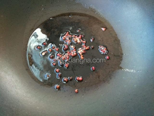 炒锅烧热下适量油，放花椒粒小火煸香，