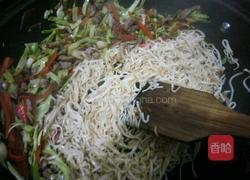 胡萝卜肉丝炒面的做法图解2
