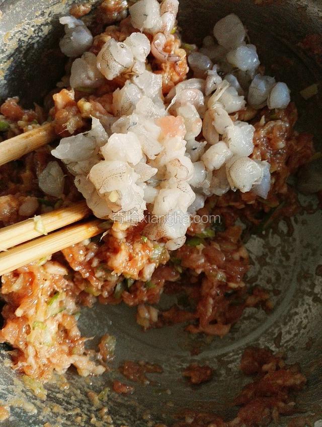 把虾仁切小块放入肉馅