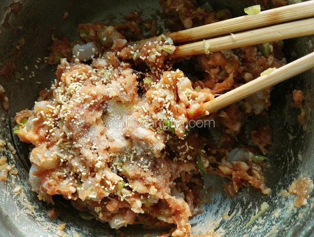 加入适量盐和鸡精调味
