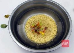 老坛酸菜火腿炒面的做法图解2